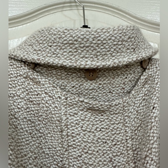 Liz Claiborne Coat. Size XL. Color Oatmeal. Like new - Picture 5 of 7